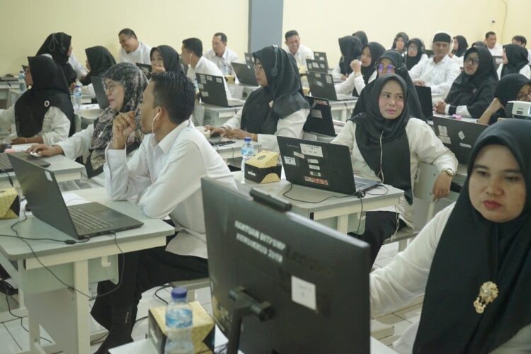 IKUTI ASESMEN— Sejumlah guru mengikuti asesmen yang dilaksanakan oleh Pemerintah Kabupaten Solok Selatan melalui Badan Kepegawaian dan Pengembangan Sumber Daya Manusia (BKPSDM).