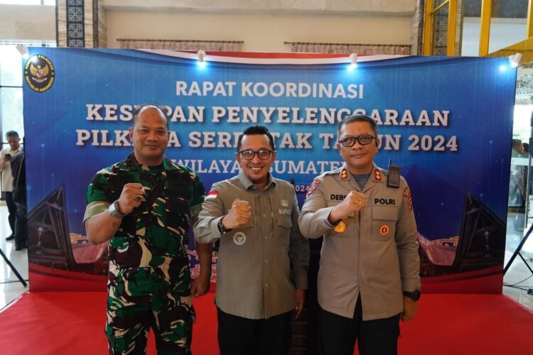Masyarakat Tanahdatar Diajak Sukseskan Pilkada Badunsanak 2024 1 SUKSESKAN PILKADA—Bupati Eka Putra foto bersama Dandim serta kapolres, saat Rakor Kesiapan Penyelenggaraan Pilkada serentak Wilayah Sumatera, di Regale Internasional Conventions Centre (RICC), Kota Medan, Selasa (9/7).
