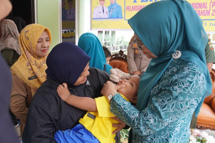 PIN Polio Tahap 2 Dicanangkan Serentak di Kota Serambi Mekah 1 PIN POLIO—Pj Ketua TP PKK, Sri Hidayani, SE.Akt, Danramil, Kapten Inf Ibrahim, Forkopimda, Kepala Dinas Kesehatan, melakukan pencanangan PIN Polio 2, di Markas Koramil 01/PP.