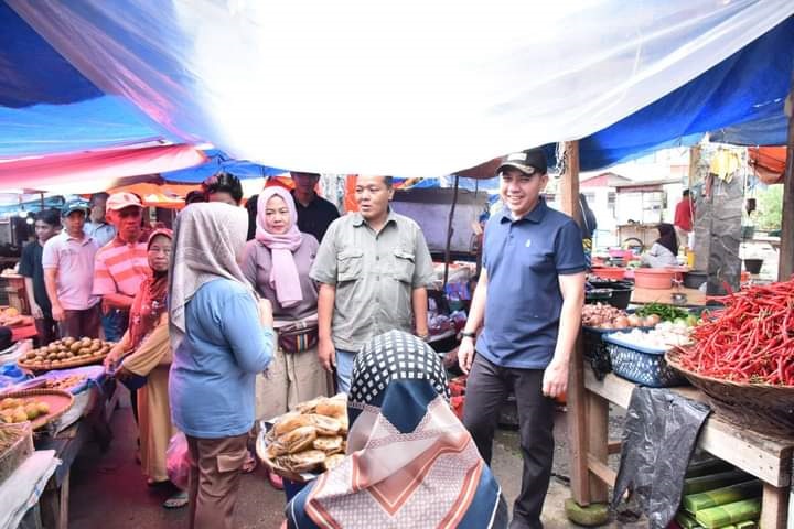 KUNJUNGI— Pj Wali Kota Sawahlunto Fauzan Hasan kunjungi langsung pasar tradisional untyuk berdialog dengan pedagang, Sabtu (6/7).