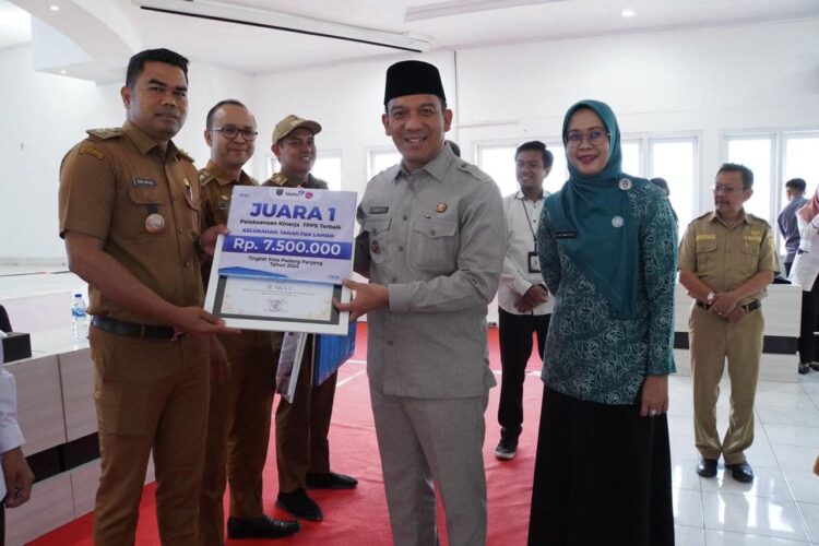 Capaian Terbaik Penurunan Stunting, Pj Wako Serahkan Penghargaan pada Tiga Kelurahan dan OPD 1 Pj Wako Sonny Serahkan Penghargaan kepada Tiga Kelurahan dan OPD