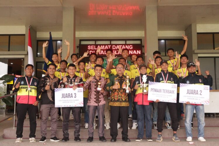 Dilepas Pj Walikota Payakumbuh, Minang Sejagat FC U-16 ikuti Putaran Nasional Top Skor Indonesia 1 PELEPASAN TIM— Pj Wali Kota Payakumbuh lepas Tim Minang Sejagat FC U-16 ikuti putaran Nasional Top Skor Indonesia, di Sentul Bogor pada tanggal 8-14 Juli 2024 mendatang.