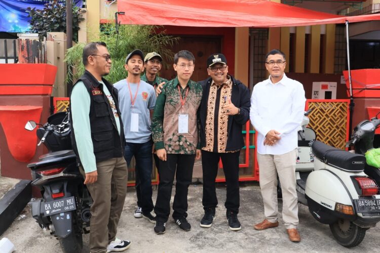 PANTAU TPS— Pj Wali Kota Suprayitno bersama Sekda dan Kepala Kesbangpol memantau TPS saat PSU DPD RI, Sabtu (13/7).