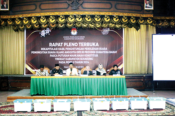 PSU Berjalan Lancar, KPU Sijunjung Apresiasi Kerjasama Berbagai Pihak 1 RAPAT PLENO— Proses rekapitulasi hasil penghitungan perolehan suara PSU DPD RI tingkat Kabupaten Sijunjung, Rabu (17/7) di Gedung Pancasila, Muaro Sijunjung.