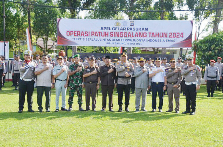 Polres Agam Gelar Operasi Patuh Singgalang 2024, Tindak 7 Prioritas Pelanggaran 1 APEL PASUKAN— Polres Agam menggelar apel pasukan Operasi Patuh Singgalang tahun 2024,
di Halaman Kantor Polres Agam, Senin (15/7).