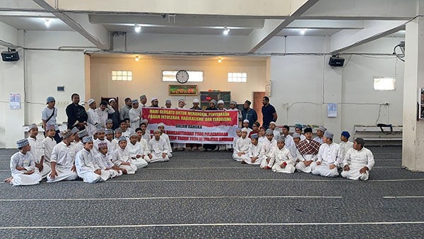 DEKLARASI—Pimpinan Ponpes Barid Almunawwarah Padangpanjang bersama para santri mendeklarasikan menolak paham radikalisme, intoleran dan terorisme.