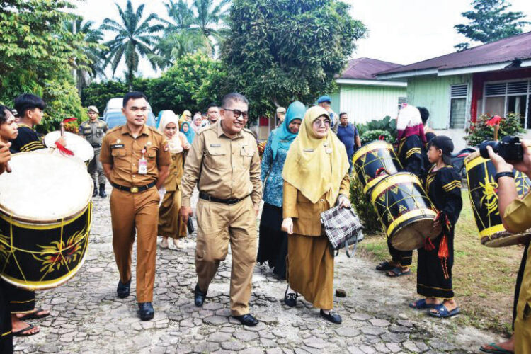 Posyandu Afdeling Bravo Muaro Putuih Dinilai Tim Provinsi 1 KUNJUNGAN LAPANGAN— Tim penilai lomba kader posyandu tingkat Provinsi Sumbar lakukan kunjungan lapangan ke Posyandu Afdeling Bravo, Jorong Muaro Putuih, Nagari Tiku V Jorong, Kecamatan Tanjung Mutiara, Selasa (2/6).