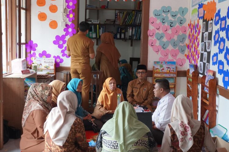 Lima Besar di Sumbar, Posyandu Melati Dinilai Tim Provinsi 1 PENILAIAN—Tim yang diketuai Kabid Kelembagaan Masyarakat dan Adat Dinas Pemberdayaan Masyarakat Desa Provinsi Sumbar, Quartita Evari Hamdiana, SKM, MM saat melakukan penilaian di Posyandu Melati.