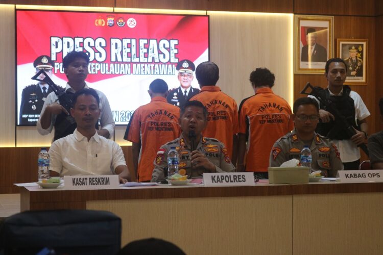 Sejak Januari Hingga Juni 2024, Polres Mentawai Ungkap 32 Perkara Kejahatan 1 KETERANGAN PERS— Kapolres Mentawai, AKBP Rory Ratno didampingi Kabag Ops, AKP Anton Kusumajaya memberikan keterangan pers dalam pengungkapan perkara sepanjang Januari hingga Juni 2024.