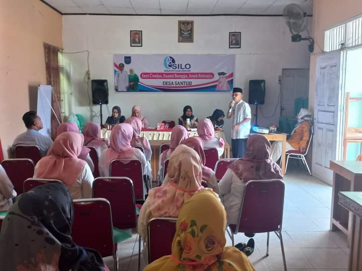 Kaum Ibu di Kecamatan Barangin Ikuti Program Istri Teladan Sawahlunto 1 PROGRAM SILO—
Camat Barangin Subandi membuka kegiatan program Istri Teladan Sawahlunto (SILO) Angkatan ke IV untuk tingkat Kecamatan Barangin, di aula Kantor Desa Santur, Jumat (19/7).