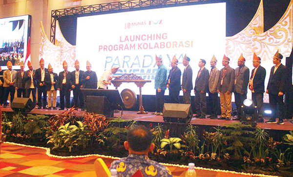 Kerjasama dengan 12 Lembaga Zakat di Indonesia, Gubernur Launching Program Paradaya Movement PT Paragon Corp 1 LAUNCHING PARADAYA MOVEMENT— Gubernur Sumbar, Mahyeldi Ansharullah bersama 12 lembaga zakat, melaunching Program Paradaya Movement dari PT Paragon Copr yang berkolaborasi dengan Forum Zakat, kemarin.