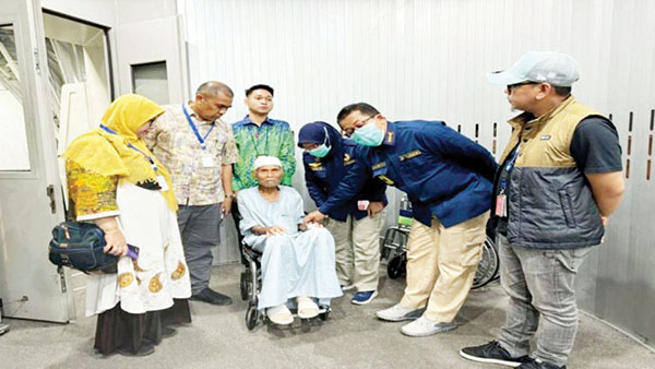 SAMPAI DI TANAH AIR— Tiga jamaah haji Debarkasi Padang yang sempat dirawat di Medinah, akhirnya sampai di Bandara Internasional Minangkabau (BIM, pada Sabtu (20/7) malam, bersama jemaah Kloter 61 Debarkasi Pondok Gede (JKG-61).
