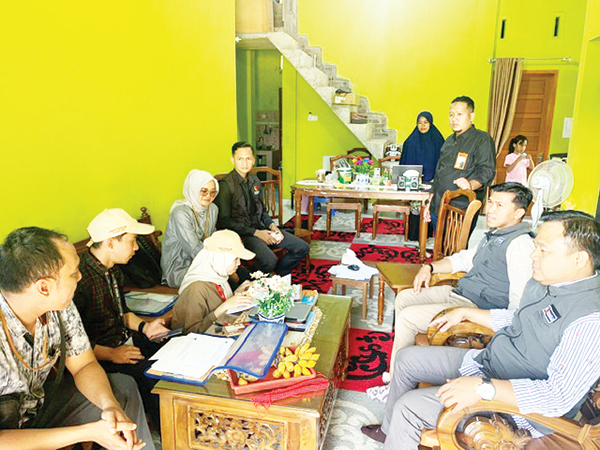 Coklit untuk Pilkada Usai, Bawaslu Sampaikan 321 Saran Perbaikan ke KPU 1 COKLIT— Petugas Pantarlih saat melakukan coklit data pemilih untuk Pilkada serentak tahun 2024.