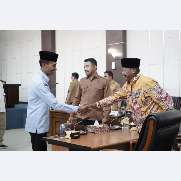 Pemkab Solsel Sampaikan Rancangan RPJPD 2025-2045 1 SERAHKAN—Rancangan diserahkan langsung oleh Wakil Bupati Solok Selatan H. Yulian Efi kepada Ketua DPRD Solok Selatan Zigo Rolanda dalam Rapat Paripurna.