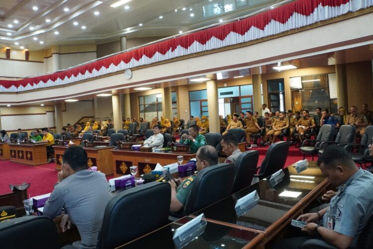 Ranperda RPJPD Kota Padang Panjang, Pj Wako Sonny Sampaikan Jawaban terhadap Pemandangan Umum Fraksi DPRD 1 RAPAT PARIPURNA— Pj Wako Sonny menyampaikan jawaban dalam Rapat Paripurna yang dibuka Ketua DPRD, Mardiansyah, S.Kom didampingi Wakil Ketua DPRD, Yulius Kaisar dan Imbral, SE.