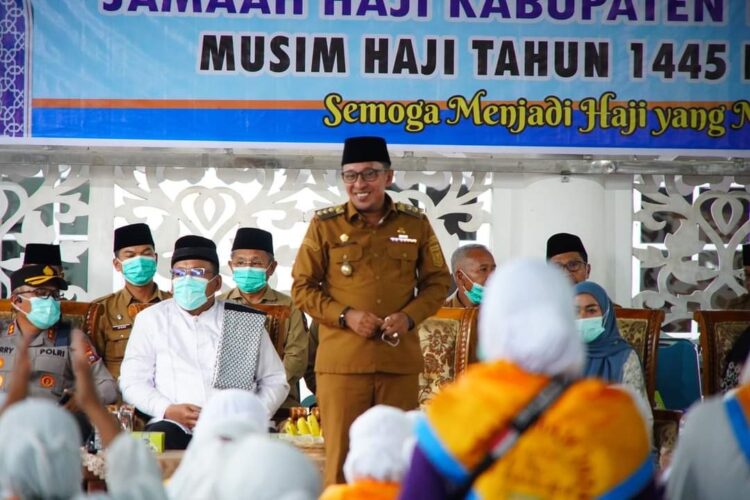 Ratusan Jamaah Haji Asal Tanah Datar Pulang Selamat 1 SAMBUT JAMAAH HAJI— Bupati Eka Putra berikan sambutan saat menyambut kedatangan rombongan haji.