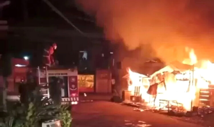 Usut Kebakaran yang Tewaskan Wartawan dan Keluarga, Dewan Pers Minta TNI dan Polri Bentuk Tim Investigasi 1 KEBAKARAN— Petugas pemadam kebakaran memadamkan api yang melahap rumah seorang wartawan Tribrata TV di Karo, Sumut.