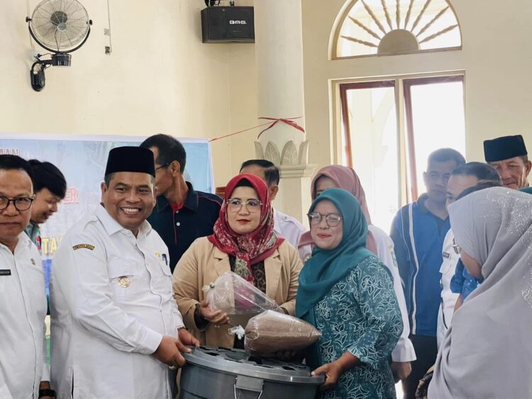 SMP Negeri I Sosialisasikan MoU Hadapi SSK 1 BANTUAN—Bupati Padang
pariaman Suhatri Bur didampingi istri serahkan bantuan pada siswa saat acara kemarin.