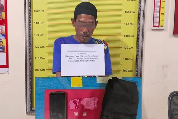 Pria Paruh Baya Nekat jadi Pengedar Sabu, Diciduk di Pinggir Jalan saat Tunggu Pembeli 1 PENGEDAR SABU— Pelaku RS (49) ditangkap Tim Satresnarkoba Polres Tanahdatar terkait kasus peredaran sabu.