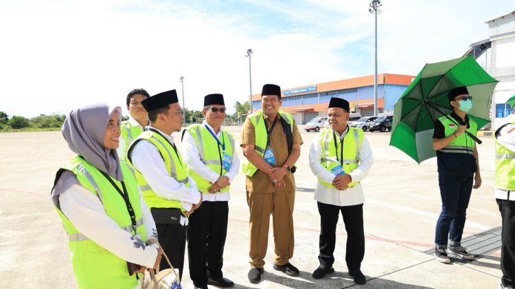 SAMBUT JAMAAH HAJI— Sekda Kota Pariaman  Yota Balad, menyambut langsung sebanyak 107 jamaah haji Kota Pariaman saat mendarat di Bandara Interrnasional Minangkabau (BIM) dengan selamat.