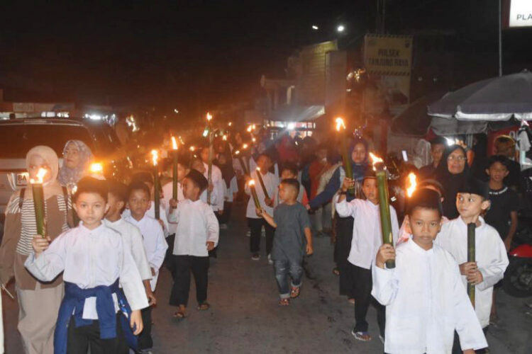 Sambut Tahun Baru Islam, Ratusan Anak-anak DDS Nagari Maninjau Ikuti Pawai Obor 1 PAWAI OBOR— Ratusan anak-anak DDS yang berasal dari 5 jorong yang ada di Kenagarian Maninjau mengikuti pawai obor sebagai rangkaian gebyar Tahun Baru Islam 1446 H.