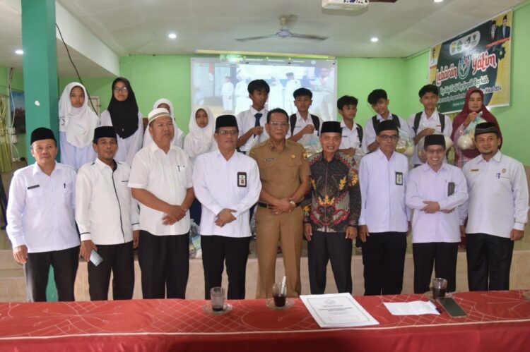 Santuni 500 Anak Yatim, Berbagi Cinta Berlimpah Berkah 1 FOTO BERSAMA—Staf Ahli, Sadrianto bersam anak anak yatim usai santuni 500 anak yatim yang ada di Kota Pariaman dalam program lebaran yatim, berbagi cinta berlimpah berkah .