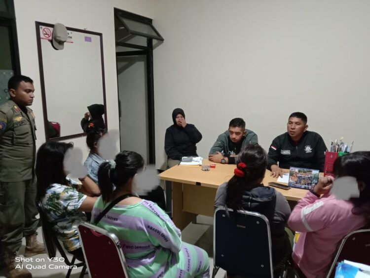 Satpol PP Payakumbuh Amankan 8 Wanita di Rumah Kos 1 RAZIA RUMAH KOS— Petugas Satpol PP Kota Payakumbuh melakukan pemeriksaan terhadap delapan wanita yang diamankan di kos-kosan di Mako Satpol PP, Sabtu (27/7) malam.