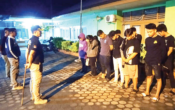 PEMBINAAN— Belasan remaja putra dan putri yang diamankan Satpol PP di kawasan Batangarau dan batu grip di Masjid Al Hakim, Pantai Padang, diberi pembinaan dan perjanjian saat diperiksa di Mako Satpol PP, Kamis (11/7) dinihari WIB.