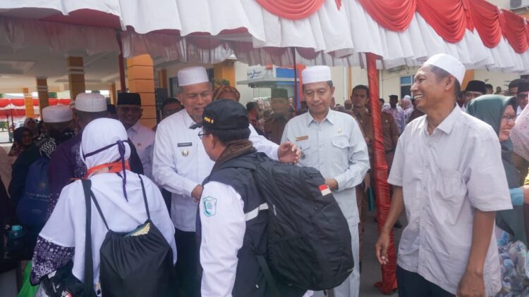 Bupati Hamsuardi Sambut Kedatangan Jamaah Haji Pasbar, Satu Belum Bisa Pulang karena Sakit 1 SAMBUT JAMAAH— Bupati Pasaman Barat (Pasbar) Hamsuardi didampingi Wabup Risnawanto menyambut kedatangan jamaah haji asal Pasaman Barat.