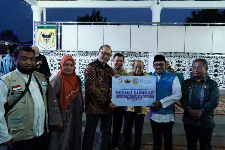 Satu Rasa Satu Penanggungan, Keluarga Minang di Australia dan Yayasan Yarsi Serahkan Bantuan Korban Galodo 1 BANTUAN—Keluarga Besar Minang Australia serahkan bantuan ke Bupati Eka Putra.