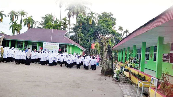 Wali Murid MIN 1 Pertanyakan Aliran Uang Komite Rp100 Ribu, Bendahara: Uangnya untuk Perbaikan Gerbang Sekolah 1 KEGIATAN SEKOLAH— Murid-murid MIN 1 Padang, berbaris dan berkumpul di halaman sekolah sebelum memulai aktivitas belajar di dalam kelas.