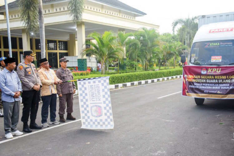 Sekda Agam Lepas 1.721 Logistik PSU DPD Sumbar 1 LEPAS LOGISTIK— Sekda Edi Busti lepas secara resmi 1.721 logistik PSU DPD RI untuk wilayah Agam di depan halaman Gedung GOR Rang Agam, Kecamatan Lubuk Basung, Kamis (11/7).