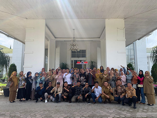 Kader PKK Berprestasi Tingkat Provinsi Sumbar di Kabupaten Solok, Sekda Hendra Putra Lepas Kader PKK Pasbar untuk Jambore 1 LEPAS—Sekretaris Daerah (Sekda) Pasaman Barat, Hendra Putra, melepas kader PKK Kabupaten Pasaman Barat untuk mengikuti Jambore Kader PKK Berprestasi Tingkat Provinsi Sumatra Barat (Sumbar) di Kabupaten Solok, yang akan berlangsung pada tanggal 16–18 Juli 2024.