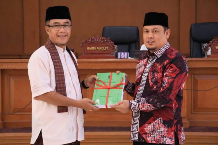 SERAHKAN NOTA— Pj Wako Payakumbuh yang diwakili Sekda Rida Ananda serahkan nota penjelasan Wali Kota Payakumbuh tentang Rancangan KUA PPAS APBD Tahun Anggaran 2025.