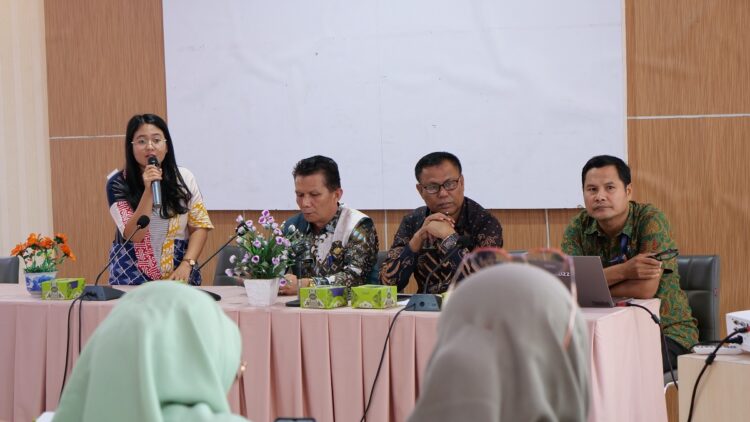 PAPARKAN— Perwakilan Google untuk Sumatera Bagian Utara Rosmelani, memaparkan rencana SMP Negeri di Kota Solok 
menjadi kandidat sekolah rujukan Google (KSRG).