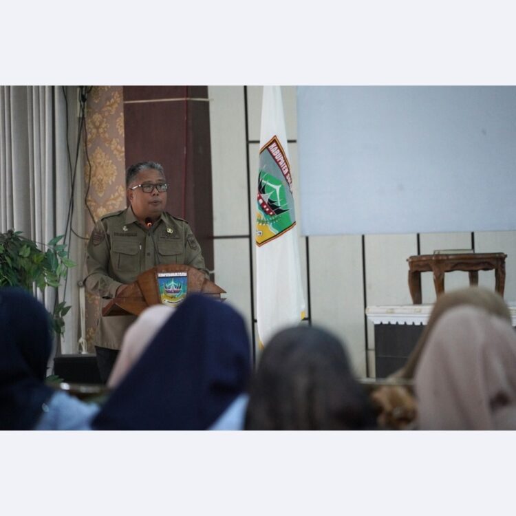 Sekda Solsel: Tanpa Inovasi, Organisasi Tak Berdaya Saing 1 SAMBUTAN—Sekretaris Daerah H. Syamsurizaldi berikan sambutan dalam Sosialisasi Penyusunan Laporan Inovasi Daerah Tahun 2023 dan Penguatan Inovasi Daerah Tahun 2024 di Aula Sarantau Sasurambi Kantor Bupati Solok Selatan,