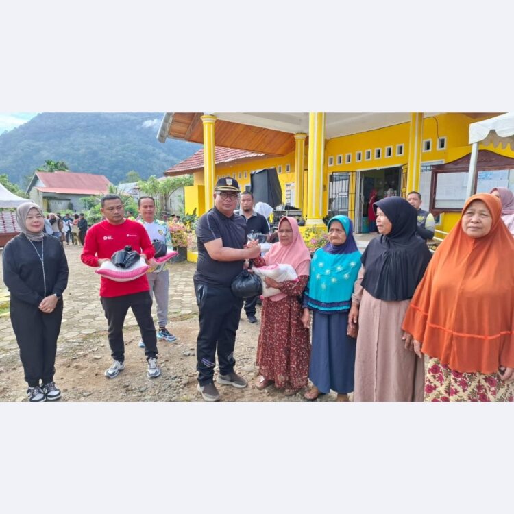 Untuk PSU 13 Juli 2024, Pemkab Solsel Ingatkan Masyarakat Datang ke TPS 1 USAI—Bupati Solok Selatan yang diwakili Asisten Pemerintahan dan Kesra, Efi Yandri usai keguiatan serahkan bantuan pada masyarakat.