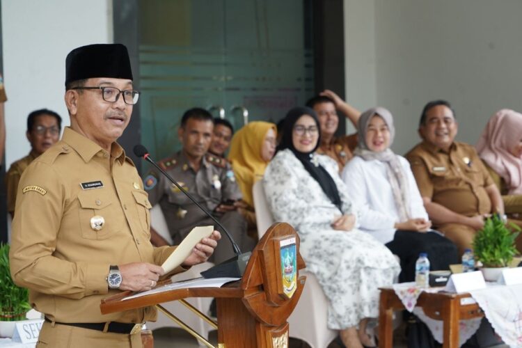 LEPAS—Bupati Solok Selatan Khairunas saat melepas  kader PKK untuk ikut jamboree yang akan dihelat pada 16-18 Juli 2024 di Alahan Panjang, Kabupaten Solok.