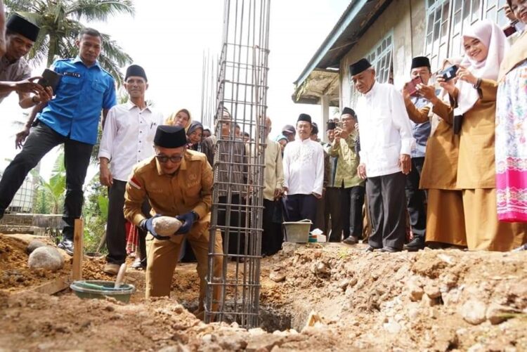 Warga Diajak Semangat Membangun dan Memakmurkan Masjid 1 PEMBANGUNAN MASJID— Bupati Eka Putra melakukan peletakan batu pertama pembangunan Masjid Nikmatullah Bonca di Jorong Kawai, Nagari Batu Bulek, Kecamatan Lintau Buo Utara.