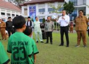 Serahkan 100 Bola Kaki, Pj Wako Roberia Meriahkan HUT Kota ke-22