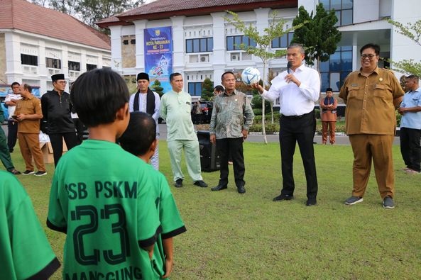 Serahkan 100 Bola Kaki, Pj Wako Roberia Meriahkan HUT Kota ke-22 1 LAUNCHING—Pj Wali Kota Pariaman Roberia launching Liga SSB Meriahkan HUT Kota Pariaman ke-22 tahun 2024.