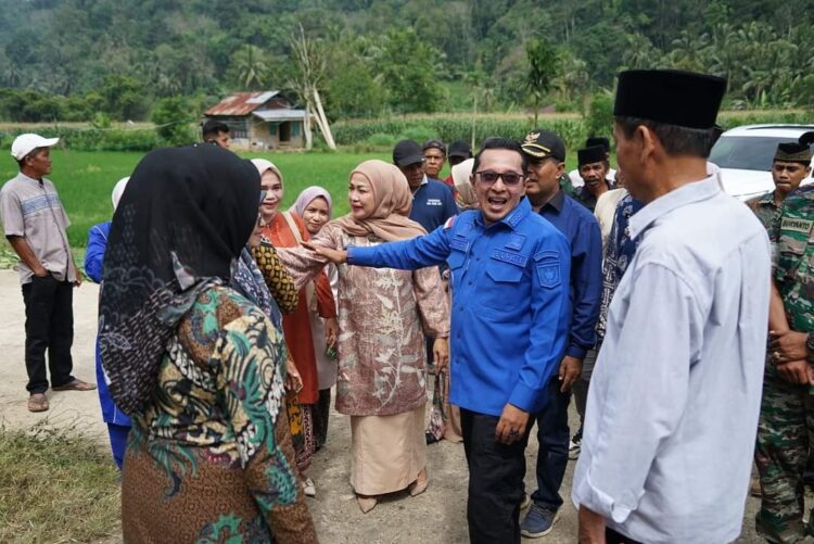 KEDATANGAN BIDAN DESA— Bupati Tanahdatar Eka Putra bersalaman dengan masyarakat Jorong Kampung Baru, yang saat ini sudah kedatangan bida desa di kampung mereka.