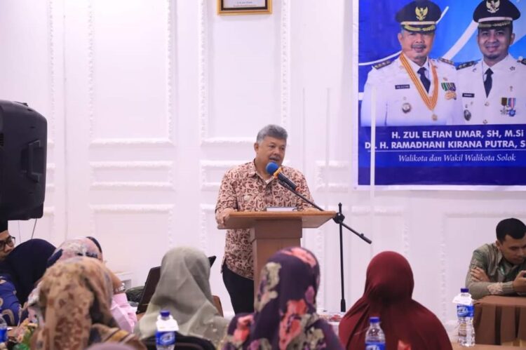 BUKA—Wali Kota Solok Zul Elfian berikan sambutan saat membuka kegiatan Bimtek terkait perizinan usaha.