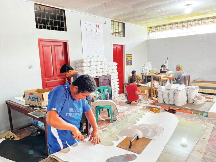 Produksi Puluhan Ribu Pasang Setiap Bulan, Slipper Hasil Karya WBP Laku di Pasaran Hotel 1 BENGKEL KERJA— WBP Lapas Kelas IIA Bukittinggi memproduksi sandal hotel di bengkel kerja Lapas.