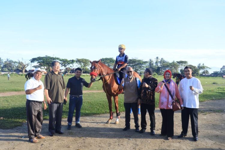 Staf Ahli Menparekraf: Kuda dapat Menjadi Daya Tarik Pariwisata Potensial 1 TINJAU GELANGGANG PACU— Staf Ahli Kemenperekraf Fajar Utomo saat meninjau gelanggang pacuan kuda Kota Payakumbuh.