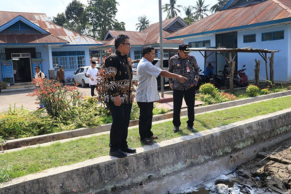 Staf Ahli Menteri Kelautan Sebut Sentra Pembenihan Aset Penting 1 KUNJUNGI SENTRA PEMBENIHAN— Staf Ahli Menteri Kelautan bersama Pj. Wali Kota Payakumbuh Suprayitno saat mengunjungi BBI Padang Tinggi .