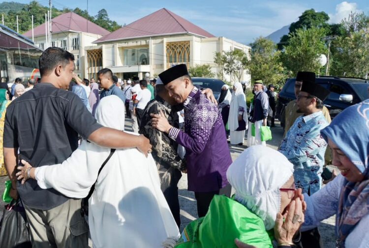 HARU DAN BAHAGIA— Suasana haru dan bahagia menyelimuti kedatangan jamaah haji asal Kota Padangpanjang dari Tanah Suci Mekkah.