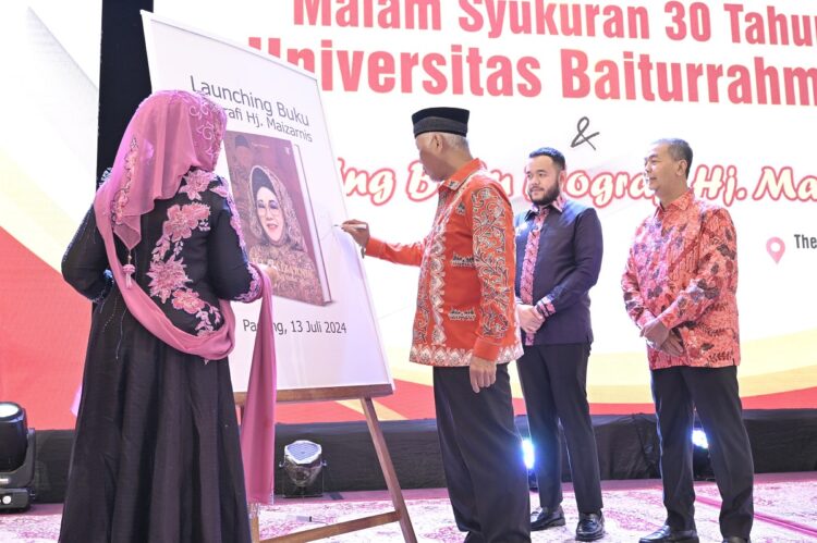 HADIRI—Gubernur Sumatera Barat (Sumbar), Mahyeldi Ansharullah saat menghadiri   acara Syukuran 30 Tahun Universitas Baiturrahmah dan peluncuran Buku Biografi Hj. Maizarnis di salah satu hotel di Kota Padang, Sabtu malam (13/7).