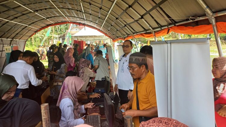 SATGAS—Rangkaian sasaran fisik Satgas TMMD Ke 121 Kodim 0308/Pariaman, membangun MCK di Mushalla Munggu Alahan Pagang Korong Alahan Kuranji, Nagari Sungai Sirah Kuranji Hulu, Kecamatan Sungai Geringging, Kabupaten Padangpariaman.