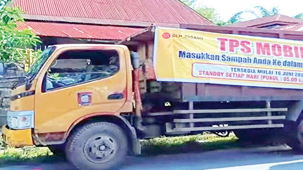 TPS MOBILE— DLH Kota Padang menyediakan tiga TPS Mobile untuk untuk memudahkan warga membuang sampah waktu pagi hari, mulai dari pukul 05.00 pagi hingga pukul 08.45 WIB.
